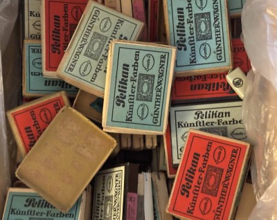 Auktion 366<br>kl. Karton voller Packungen Pelikan Künstler-Farben, Sorte 2, von Günther Wagner. ca. 40 Stück, tw. noch gefüllt, anbei Blechkasten mit Farben. [1]