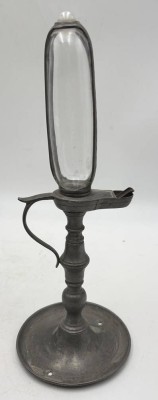 Auktion 366<br>alte Zinn-Öllampe mit Glasbehälter, seitl.  Stundeneinteilung, guter Zustand, H-34 cm [1]
