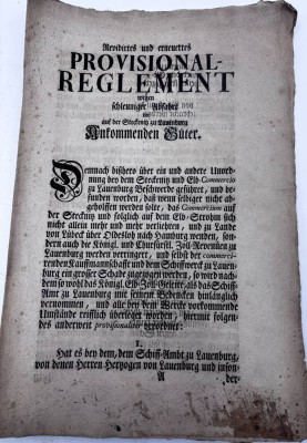 Auktion 366<br>Das Dokument ist ein revidiertes und erneuertes provisorisches Reglement für ankommende Güter auf der Stecknitz bei Lauenburg. Es befasst sich mit Unordnungen im Stecknitz- und Elbhandel, die drohen, das Commercium zu verringern und die königlich-churfürstlichen Zolleinnahmen sowie die Kauffmannschaft zu schädigen. Das Reglement wurde nach Beratung mit dem königlichen Elb-Zoll-Geleit und dem Schiff-Amt zu Lauenburg erlassen. [1]