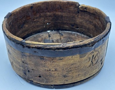 Auktion 366<br>Korn-Himpten (Getreidemass), Holz/Eisen, div. Eichmarken,älteste wohl 1812, H-1 cm, D-27 cm [1]