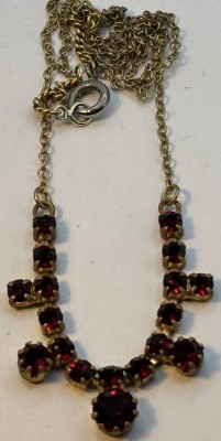 Auktion 366<br>Collier-Kette mit roten Steinen [1]