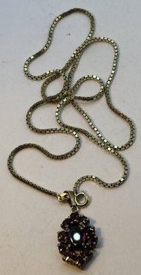 Auktion 366<br>Double Kette mit Anhänger, rote Steine [1]