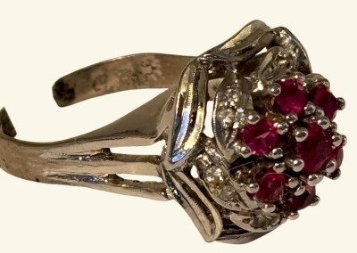 Auktion 366<br>Silberring mit  offener Schiene, rote und klare Steine, 6,1 gr [1]