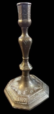 Auktion 366<br>barocker Kerzenständer, Bronze, mit Gravuren, H-21 cm [1]