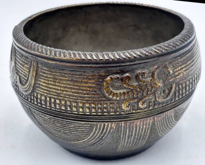 Auktion 366<br>Indische/Tibetanische Opferschale (Dhokra), Bronze, H-7 cm, D-ca. 11 cm, Alter? [1]