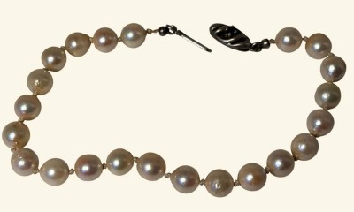 Auktion 366<br>Perlenarmband mit Silberschliesse, L-19 cm, Perlen 4 mm [1]