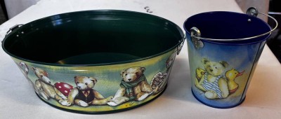 Auktion 367<br>kl. Eimer  (H-13,5 cm) und kl. Wanne (11x34x24 cm) mit Teddy-Dekor, Blech [1]