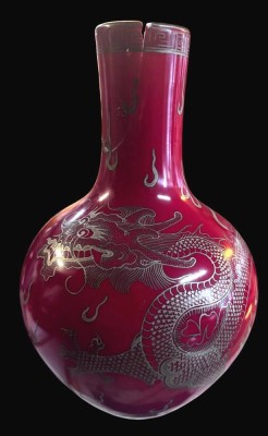 Auktion 367<br>bauchige China Vase mit Drachendekor in Silberfarben, chines. Bodenmarke, Hals schlecht geklebt, H-23 cm, D-15 cm [1]