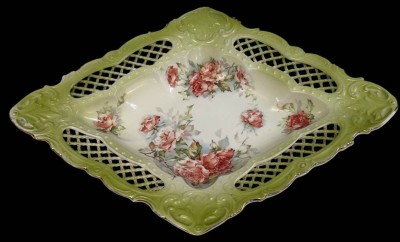 Auktion 367<br>Rhombusförmige Durchbruchschale mit Durchbruchrand, handgemalte Rosen, um 1890, 31x23 cm, nur Maler-Zeichen, [1]