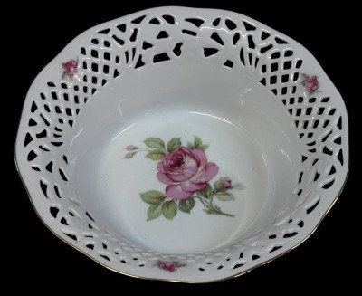 Auktion 367<br>runde Durchbruchschale mit Rosendekor, Schumann, H-7 cm, D-20 cm [1]