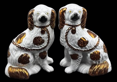 Auktion 367<br>Paar englische Kaminhunde, Goldstaffage, H-ca. 25 cm, Craqueleè, Altersspuren [1]