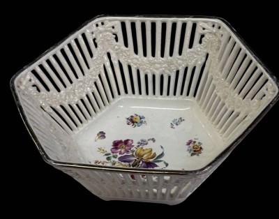 Auktion 367<br>gr. Max Roesler Schale mit feiner Blumenmalerei, umlaufend Girlanden,  oberer Goldrand etwas berieben, ansonsten sehr gut, Pressmarke um 1890, H-9 cmD-25,5 cm [1]