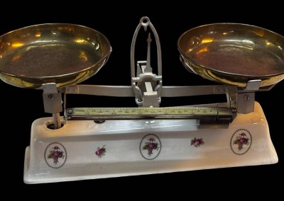 Auktion 367<br>kl. Marktwaage, Keramik mit Blumenkorbmotiv von Max Roesler, Messingschalen, guter Zustand, B-ca. 49 cm [1]