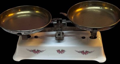 Auktion 367<br>kl. Marktwaage, Keramik mit Rosengirlandenmotiv von Max Roesler, B-43 cm [1]