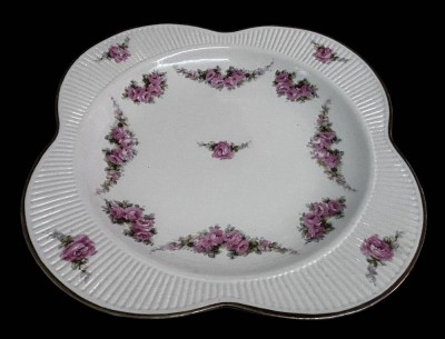 Auktion 367<br>geschweifte Schale mit Rosengrilanden, Stabrippen, 