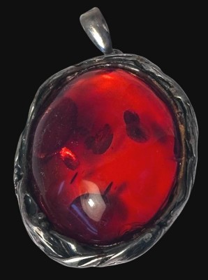 Auktion 369<br>Bernstein-Anhänger in Silber-835- Fassung, Fischland-Schmuck mit Einschlüssen, ca. 5x3,5 cm, 14,7 gr. [1]