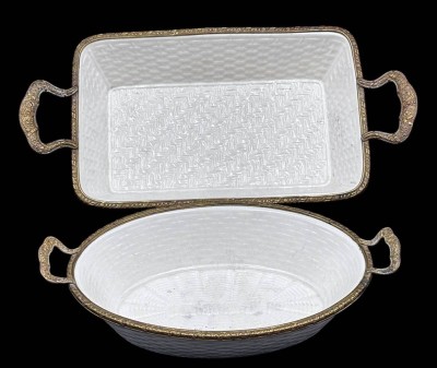 Auktion 367<br>Set aus zwei Auflaufformen mit Korbgeflechtmuster und Griffen aus Metall. 