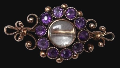 Auktion 367<br>antike kl. Goldbrosche um 14 Karat (-585-), geprüft. klarer Mittelstein, umringt von Amethysten, L-3,1 cm, 4 gr. [1]