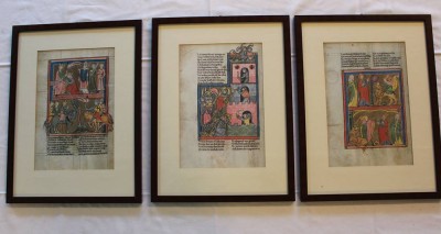 Auktion 367<br>3x gerahmte Buchseiten aus der Weltchronik von Rudolf von Ems, je gerahmt/Glas, Blätter stockfleckig, Alter?, je RG 42,5 x 32cm [1]