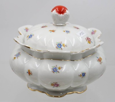 Auktion 367<br>gr. Deckeldose, Streublümchen, Kronenmarke, wohl um 1930, H-16cm D-20cm [1]