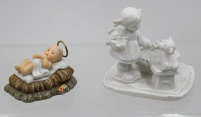 Auktion 367<br>kl. Jesuskind für Krippe und kl. Figurengruppe, 1x Goebel gemarkt, ca. H-10cm [1]