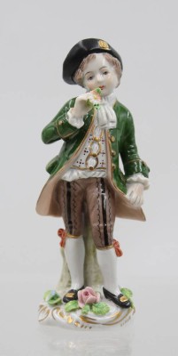 Auktion 367<br>galanter Herr, Sitzendorf, polychr. Bemalung, ca. H-11cm [1]