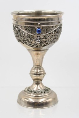 Auktion 367<br>Kelch, silberfarben, besetzt mit blauen Steinen, ca. H-18cm [1]
