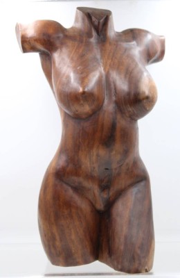 Auktion 367<br>gr. weibl. Torso aus Holz gefertigt, unsigniert, ca. H-47,5cm B-29,5cm [1]