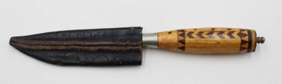 Auktion 367<br>Jagdmesser nach antikem Vorbild, Holzgriff mit Intarsien, L-24cm [1]