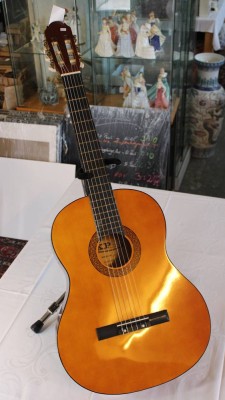 Auktion 367<br>Gitarre, XP, guter Zustand, L-100cm, ohne Gitarrenstand. [1]