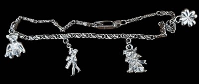 Auktion 367<br>Silber-835- Armkette mit 4 Anhänger, L-18,5 cm, 6,6 gr [1]