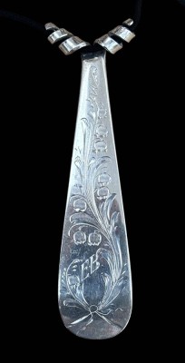 Auktion 367<br>Stoffschnur mit gr. Silber-800- Anhänger, Löffelgriff L-9,5 cm, 23 gr.,dat. 1920, florale Gravur [1]