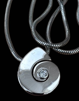 Auktion 367<br>Schlangenhalskette mit grossen Anhänger 