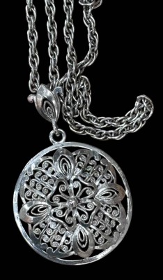 Auktion 367<br>Silberkette (L-50 cm)  mit runden Durchbruch-Anhänger, D-2 cm, Silber-800-, 9,9 cm [1]