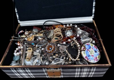 Auktion 367<br>Kasten voller Modeschmuck, ca. 50-60 Teile [1]