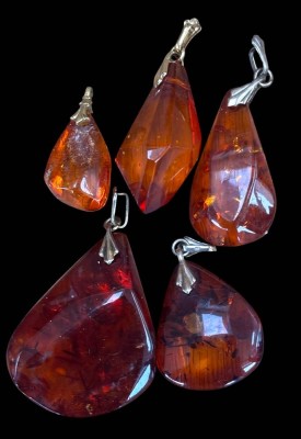 Auktion 367<br>5x Bernstein Anhänger, div. Grössen [1]