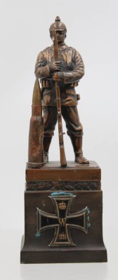 Auktion 367<br>Soldatenfigur, 1. WK, wohl Eigenbau, Kopf leider lose, wohl Kupfer, ca. H-20,5cm [1]
