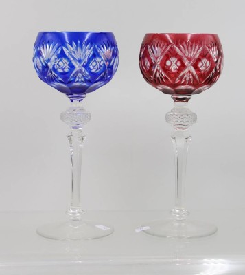 Auktion 367<br>2x Wein-Römer, Buntglas beschliffen, je ca. H-20,7cm [1]