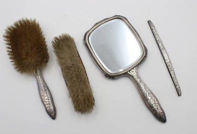 Auktion 367<br>Toilettenset, 800er Silber, 2 Bürsten, Handspiegel und Kammhalter (Kamm fehlt), Gebrauchsspuren, Füllung im Spiegel  gebrochen, Spiegel L-25,5cm [1]