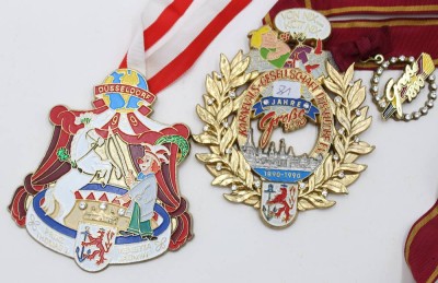 Auktion 367<br>2x gr. Karnevalsorden, Düsseldorf, 1990 u. 1999 [1]