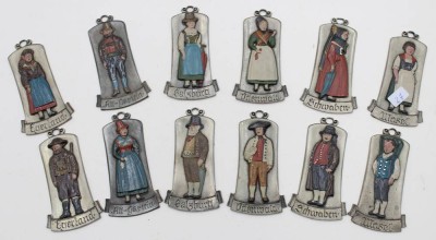 Auktion 367<br>12x Trachtenplaketten aus Zinn, farbig gefasst, Kühn Zinn, je ca. L-8cm [1]