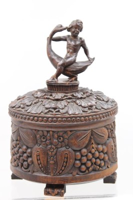 Auktion 367<br>gr. Deckelgefäss aus Holz, 20/30er Jahre, aufwendig beschnitzt, Putti als Deckelbekrönung dieser leider mehrfach beschädigt, ca. H-34,5cm D-22cm [1]