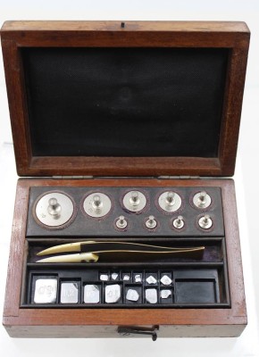 Auktion 367<br>antiker Fein-Gewichtssatz, 19. Jhd., 1x Fehlteil [1]