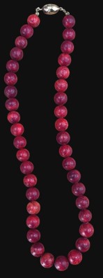 Auktion 367<br>rote Kugelkette (Roter Rhodonit?) Silber-Magnetschliesse-925-, vergoldet, L-42 cm, 45 gr, Kugeln D-ca. 0,8 cm [1]