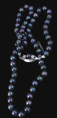 Auktion 367<br>wohl Perlenkette, bunt schimmernd, Silber-925- Schliesse, L-ca. 50 cm, Perlen D-0,4 cm, 28,8 gr [1]