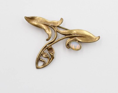 Auktion 367<br>Brosche mit Opal, wohl Jugendstil, Opal leicht beschädigt, wohl Messing, ca. 4,2cm [1]