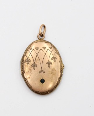 Auktion 367<br>Fotomedaillon um 1900, wohl Saphirbesatz, Altersspuren, ca. 4 x 2,5cm [1]