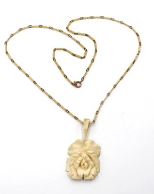 Auktion 367<br>Bein-Halskette um 1900, Rosenanhänger, ca. L-55cm Anh. L-5,5cm [1]