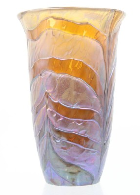 Auktion 367<br>schöne Kunstglasvase, Murano, irisierend, Boden undeutl. signiert, ca. H-22cm [1]