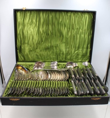 Auktion 367<br>Besteck in Kasten, gemarkt, 90er Auflage, älter, Ziermonogramm, für 12 Personen, Messer L-25,5cm [1]